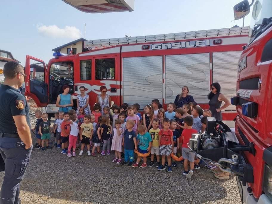 Skupinska slika otrok ob gasilskem avtu Skupinska slika otrok ob gasilskem avtu