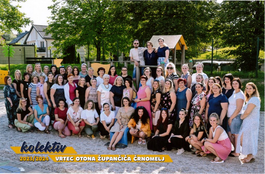 Skupinska slika zaposlenih v Vrtcu Otona Župančiča Črnomelj na  otroškem igrišču leto 2023/2024